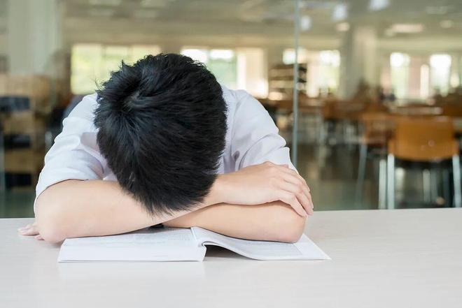 湖人冲冠的最大悖论：人人都懂詹皇重要，唯独管理层不以为然